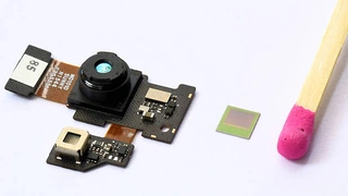 3D Kameramodul des neuen PHAB2 Pro von Lenovo mit dem Bildsensorchip REAL3 von Infineon im Größenvergleich