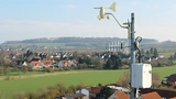 Funkstation mit Richtantenne, auf dem Dach der Hochschule Ostwestfalen-Lippe installiert, um Hindernisse wie Siedlungen und Hügel entlang der Funkstrecke zu überwinden.