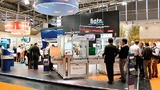 Das Bild zeigt die Prototypenmaschine zur Einbettung von RFID-Modulen, die bei Beta Layout während der Productronica 2013 am Stand zu sehen war.