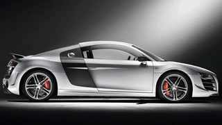 Baba Österreich! Für David Alaba ist die EM schon wieder vorbei. Bleibt mehr Zeit für Spritztouren im Audi R8 GT.