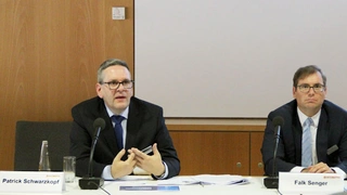 Auf der Hauptpressekonferenz stellten der Geschäftsführer der Messe München, Falk Senger, und der Geschäftsführer der VDMA Robotik und Automation, Patrick Schwarzkopf, die Marktzahlen 2015 für die deutsche Robotik und Automation und die Ergebnisse ei
