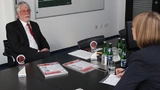 Friedel Grunwald, Geschäftsführer von Reichelt Elektronik im Gespräch mit Elektronik-Redakteurin Andrea Gillhuber.