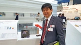 Dr. Kazuhide Ino, General Manager der Power Device Production Division bei Rohm Semiconductor. Links im Bild der Umrichter des Rennwagens