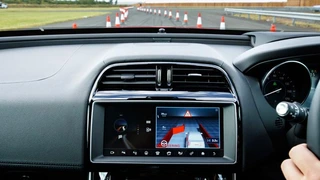 Im Zusammenspiel mit fortschrittlicher Bildverarbeitungs-Software kann das Fahrerassistenzsystem Verkehrspylonen und Absperrungen erkennen.
