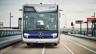 Der Mercedes-Benz Future Bus mit CityPilot ist ein teilautomatisiert fahrender Stadtbus mit Ampelerkennung, Hindernis- und Fußgängererkennung sowie automatisierte Haltestellenfahrten.