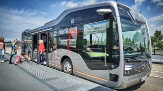Automatisiert fährt der Bus an die Haltestelle, bremst sanft ab, hält an, öffnet Türen, schließt diese im Anschluss und fährt wieder ab.