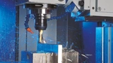 Bild 1: Längenmessung unter erschwerten Bedingungen – Späne und Schmierstoffe in einer CNC-Maschine. 