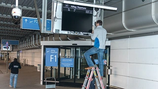 Austausch der Display-Computer im Außenbereich.