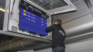 Die Außen-Displays sind in größere Gehäuse eingebaut, in denen neben dem Steuercomputer auch einiges an Verkabelung Platz findet.