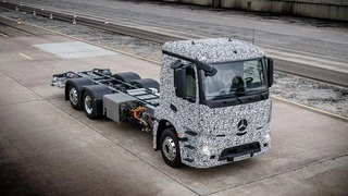 Daimler Trucks stellt mit dem Mercedes-Benz Urban eTruck erstmals einen vollelektrischen Lkw mit einem zulässigen Gesamtgewicht von bis zu 26 t vor.