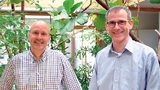 Knut Degen und Franz Walkembach in dem nach ökologischen Gesichtspunkten gebauten Gebäude von Sysgo