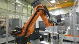 Roboter ist ins Fertigungssystem integriert