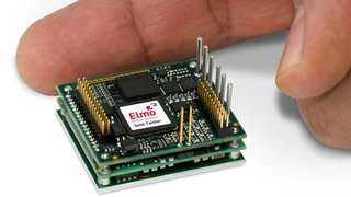 Die Servomotoren des kollaborativen Roboters werden über kompakte Servoregler vom Hersteller Elmo gesteuert, die direkt am Gelenk montiert sind. Diese Version mit EtherCAT-Schnittstelle misst 35 x 30 x 14,4 mm³ und kann Servomotoren mit bis zu 50 A v