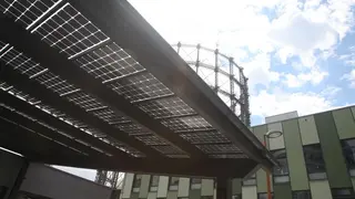Vor dem Gebäude der ZeeMo-Base befindet sich ein Solarcarport, das das Solare Grundlastkraftwerk mit Energie versorgt.