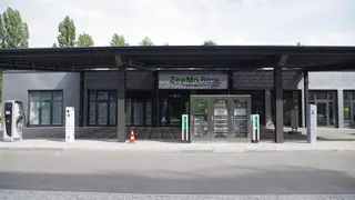 Die neue Zeemo.Base von Schneider Electric ergänzt das CO2-neutrale Stadtviertel am Gasometer als Showroom, Energiezentrale und solares Grundlastkraftwerk.