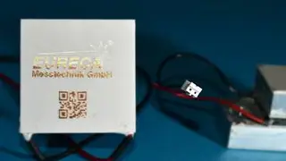 Der Anbieter beschriftet die Peltier-Elemente auf Wunsch per haltbarer Lasergravur. Möglich sind zum Beispiel Barcodes oder Leistungsangaben. Ebenso können die Kabelenden bereits mit Steckern konfektioniert und zu leicht handhabbaren Unterbaugruppen 