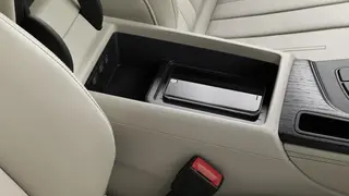 Handyakkus können so bequem während der Autofahrt laden.