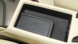 Drahtloses Laden ermöglicht es Autoherstellern neue Funktionen anzubieten, wie etwa vorprogrammierte Präferenzen für die Sitzplatzposition, HVAC-Einstellungen oder das Streamen von Videos im Auto.