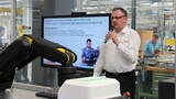 Im Vorfeld der Vision 2016 gestattete Bosch der Fachpresse einen Blick hinter die Kulissen: Der Senior Manager der APAS-Familie Wolfgang Pomrehn stellt den APAS-Inspector im Bosch-Showroom vor.