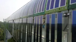Phase zwei des großen Pilotprojekts: Am Clean Tech I Gebäude sind nun 45 Solarfilme mit jeweils 3,25 Metern länge installiert. Sie wurden dafür auf Glaselemente, insgesamt 25, laminiert.