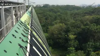 Gleiches Gebäude, andere Perspektive: An einer vorgehängten Kaltfassade des Clean Tech I Gebäudes sind weitere Elemente mit Solarfilmen aufgehängt. Die insgesamt 56 nicht transparenten (opaken) und 2 Meter langen Solarfilme wurden dazu auf Stahlpanee