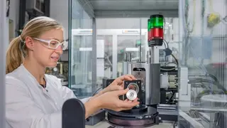 Daniela Pfister bei einer Messung am Röntgendiffraktometer.