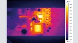 Bild 3: Platine, mit einer Wärmebildkamera betrachtet. Im Bild 3a sind verfälschte Hotspots zu sehen, die durch Reflexionen entstehen.