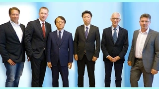 Falko Ladiges (links) und Thorsten Broda (rechts) beide vom Produktmarketing PEMCO WDI AG, umrahmen Christian Dunger (2. v.l.) Vorstandsvorsitzender der WDI AG und die japanischen Gäste Susumu Präsident Yuzo Kamimura (dritter von links), Atsushi Omot