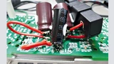 Bild 3: Messen des Brummstromes (Ripple Current) mit einer Stromzange an einem Elektrolytkondensator. 