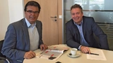 Prof. Jürgen Jasperneite (links) empfing DESIGN&ELEKTRONIK-Chefredakteur Frank Riemenschneider in seinem Büro in Lemgo. 