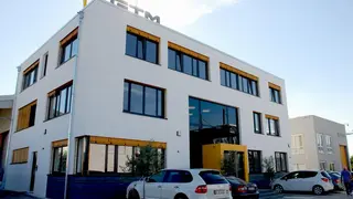 Das Design der neuen GTM-Gebäudegruppe ist auf das Corporate Design und die Hausfarbe Gelb von GTM ausgerichtet.