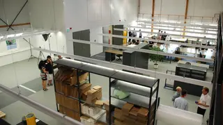 In der 500m² Quadratmeter großen und über 12 Meter hohe Fertigungshalle können zukünftig Kraft- und Drehmomentaufnehmer und Messeinrichtungen gefertigt werden.