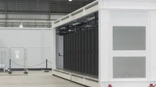 Die Container stattet Schneider Electric in den eigenen Werkshallen weitgehend mit allem aus, was ein Rechenzentrum benötigt. Damit kann das Rechenzentrum schnell geliefert werden und die Kosten für das gesamte Rechenzentrum sind sehr genau vorherseh