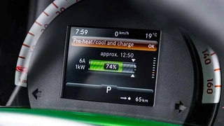 Alle ED-Modelle verfügen serienmäßig über ein Zusatzinstrument mit Powermeter- und Batteriezustands-Anzeige.