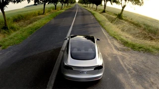 Einer von nur vier Neueinsteigern in die Top 100 ist Elektroauto-Pionier Tesla als hundertwertvollste Marke mit gut vier Milliarden US-Dollar.