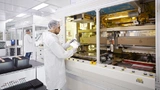 Doppelschlitten-Bondingmaschine von Data Modul in Weikersheim.