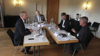 Die Teilnehmer am Expertengespräch waren Dr. Thomas Benz, Geschäftsführer der Energietechnischen Gesellschaft im VDE (VDE|ETG), Holger Krings, Technology Management, Phoenix Contact, Dr. Stephan Theis, Geschäftsführer von econ solutions sowie Heinz A
