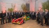 Die Teilnehmer des INNOposiums mit dem Formel-E-Rennwagen der kommenden Saison