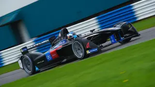 Der Rennwagen des Rennstalls Venturi in voller Fahrt.