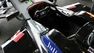 Blick in das Cockpit des Venturi-Rennwagens. Über das Display erhält der Fahrer wichtige Informationen, die ihm dabei helfen, energieeffizient zu fahren. Denn bei den Formel-E-Rennen kommt es nicht nur darauf an, schnell zu sein, sondern auch mit der