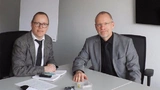 DESIGN&ELEKTRONIK-Redakteur Ralf Higgelke im Gespräch mit Dr. Robert Eckstein (rechts), CEO von SiCrystal. 