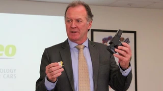 Hier werden Kamerasysteme zur Umfelderkennung für Fahrerassistenze-Systeme gefertigt, wie Fergus Moyles, Vision Systems Product Line Director bei Valeo in Tuam zeigt.