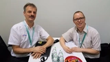 Bild: Dr. Martin Schulz, Infineon, (links) mit DESIGN&ELEKTRONIK-Redakteur Ralf Higgelke auf der PCIM Asia 2016. 