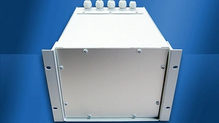 Rückansicht des geschlossenen Gehäuses mit Rückplatte aus Aluminium.