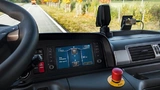 Das Display zeigt den aktuellen Zustand des Systems an. Ein optischer Sensor überwacht das Geschehen aus „Fahrersicht“.