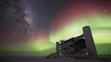 Amundsen-Scott-Polarstation mit Forschungslabor »IceQube« vor Milchstraße und Südlicht. 