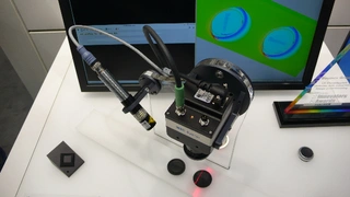Eine 3D-Lasertriangulations-Anwendung am Messestand von Baumer. Sie beruht auf einer »LX-VisualApplets«-Kamera des Unternehmens, die erstmals 3D-Bildverarbeitung mit der FPGA-Entwicklungsumgebung „VisualApplets“ von Silicon Software kombiniert.