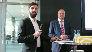 Florian Niethammer (links), Messe Stuttgart, und Dr. Olaf Munkelt, VDMA