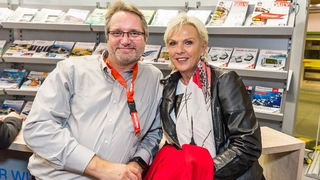 Fototermin bei WEKA Fachmedien: Michael Marwell und Ingrid Lauer von DigiKey