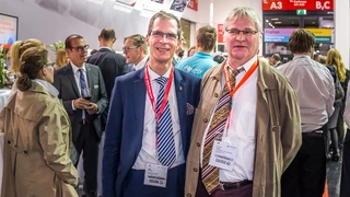 Für ein Foto mit Markt&Technik-Redakteur Erich Schenk (rechts) lässt Obsolescence-Experte Axel Wagner, Würth Elektronik eiSos, das Thema "Produktänderungen/Abkündigungen“ kurz ruhen.